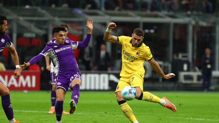MILAN, ITALY - OCTOBER 19: Santiago Gimenez of AC Milan kicks the ball while under pressure from Fabiano Parisi of ACF Fiorentina during the Serie A match between AC Milan and ACF Fiorentina at Giuseppe Meazza Stadium on October 19, 2025 in Milan, Italy. (Photo by Giuseppe Cottini/AC Milan via Getty Images) open-var-milan-fiorentina-audio-marinelli-abisso-rigore-gimenez-parisi-mai-fallo