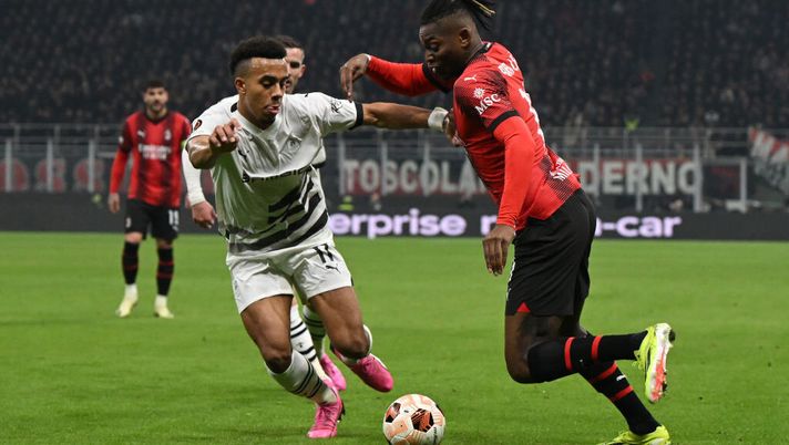 MILAN, ITALY - FEBRUARY 15: Rafael Leao of AC Milan dribbles against Guéla Doué of Stade Rennais FC during the UEFA Europa League 2023/24 Knockout Round Play-offs First Leg match between AC Milan and Stade Rennais FC at Stadio Giuseppe Meazza on February 15, 2024 in Milan, Italy. (Photo by Claudio Villa/AC Milan via Getty Images) Mercato, Doué al Chelsea per 7 milioni più bonus: andrà in prestito allo Strasburgo - immagine 1