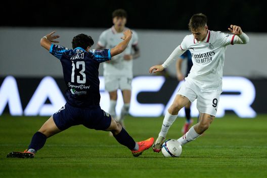 Francesco Camarda in azione a Pineto col Milan Futuro (Foto di Danilo Di Giovanni/AC Milan via Getty Images) Mister Oddo dopo il Pineto: “Ci sarebbe stato stretto anche il pareggio”- immagine 3