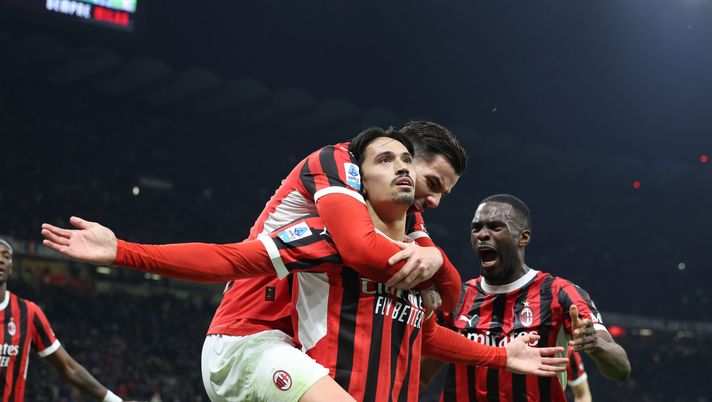 MILANO, ITALIA - 02 FEBBRAIO: Tijjani Reijnders del Milan festeggia con Theo Hernandez e Fikayo Tomori dopo aver segnato il gol durante la partita di Serie A tra AC Milan e FC Internazionale allo Stadio Giuseppe Meazza il 02 febbraio 2025 a Milano, Italia. (Foto di Claudio Villa/AC Milan via Getty Images) Reijnders Premier
