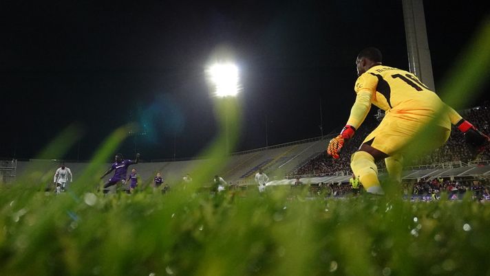 FLORENCE, ITALY - OCTOBER 06: Mike Maignan of AC Milan saves the penalty during the Serie match between Fiorentina and Milan at Stadio Artemio Franchi on October 06, 2024 in Florence, Italy. (Photo by Claudio Villa/AC Milan via Getty Images)  Il quarto rigore parato da Mike Maignan nel Milan: 2-2 fra campionato e Champions - immagine 1