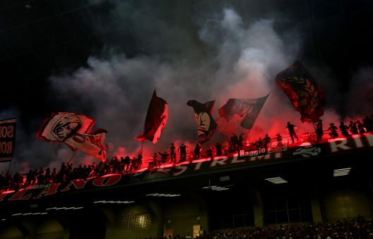 MILAN, ITALY - SEPTEMBER 22: Fans of AC Milan set of smoke flares in the stands during the Serie A match between FC Internazionale and AC Milan at Stadio Giuseppe Meazza on September 22, 2024 in Milan, Italy. (Photo by Marco Luzzani/Getty Images) tifosi San Siro