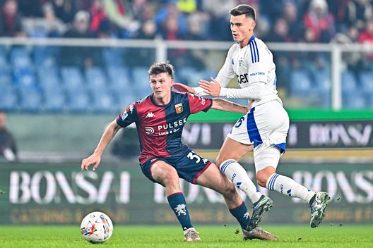 GENOA, ITALY - NOVEMBER 7: Morten Frendrup of Genoa (left) and Yannik Engelhardt of Como vie for the ball during the Serie A match between Genoa and Como at Stadio Luigi Ferraris on November 7, 2024 in Genoa, Italy. (Photo by Simone Arveda/Getty Images) Morten Frendrup
