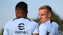 Frattesi in posa con gli occhiali. Dumfries e la sorella lo prendono in giro