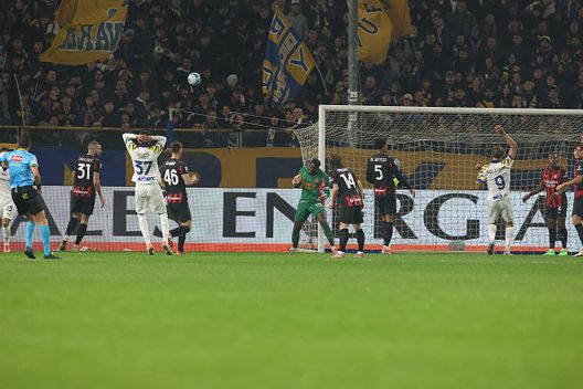 Mike Maignan dell'AC Milan reagisce durante la partita di Serie A tra Parma Calcio 1913 e AC Milan allo Stadio Ennio Tardini l'8 novembre 2025 a Parma Serie A, undicesimo atto: tonfo Napoli, ne approfittano Roma ed Inter- immagine 2