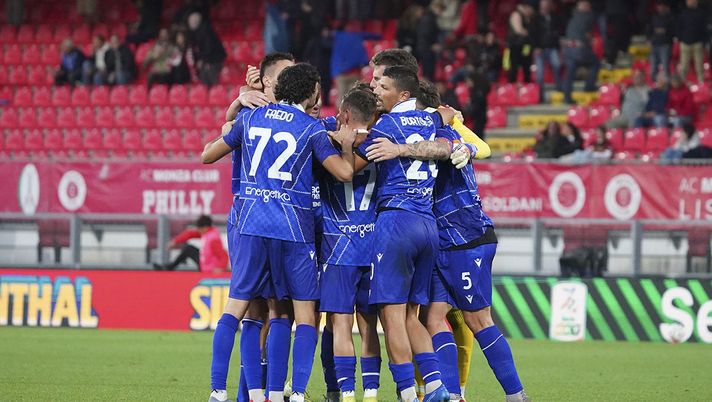 I giocatori del Padovafesteggiano la vittoria durante la partita tra Monza e Padova del Campionato italiano di calcio Serie BKT 2025/2026 , Sabato 27 Settembre 2025, Sport - calcio ( Photo by Alessio Morgese /LaPresse) Catanzaro-Padova, rieccole di fronte a tre anni da quel playoff (con polemiche) - immagine 1