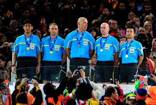 L'ex arbitro Howard Webb alla cerimonia della finale Mondiale 2010. (Foto di Jamie McDonald/Getty Images) Howard Webb in tribunale: l’ex arbitro Lisa Benn lo accusa di averle rovinato la carriera- immagine 3