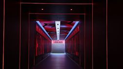 Il tifoso rossonero sogna: avvolto dai suoi colori e con la luce in fondo al tunnel…