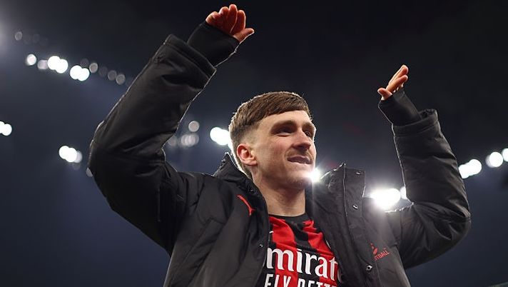 MILAN, ITALY - JANUARY 18: Alexis Saelemaekers of AC Milan greets the fans after the Serie A match between AC Milan and US Lecce at Giuseppe Meazza Stadium on January 18, 2026 in Milan, Italy. (Photo by Giuseppe Cottini/AC Milan via Getty Images) ULTIM’ORA – Milan, Saelemaekers in gruppo: cosa filtra verso la Roma - immagine 1