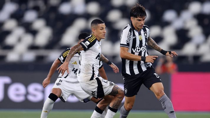 RIO DE JANEIRO, BRAZIL - SEPTEMBER 20: Joaquin Correa of Botafogo dribbles past Guilherme Arana of Atletico Mineiro during the match between Botafogo and Atletico Mineiro as part of Brasileirao 2025 at Estadio Olimpico Nilton Santos on September 20, 2025 in Rio de Janeiro, Brazil. (Photo by Lucas Figueiredo/Getty Images) Correa torna a brillare, Borja Mayoral da record e Sensi ritrova il gol: il weekend degli ex Serie A- immagine 2