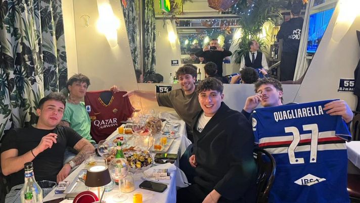 Ultimo e Olly, cena tra amici con sorpresa: spuntano le maglie di Roma e Samp Ultimo e Olly, cena tra amici con sorpresa: spuntano le maglie di Roma e Samp - immagine 1