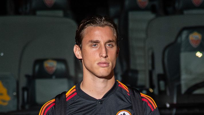 ROME, ITALY - OCTOBER 01: AS Roma player Edoardo Bove arrives at the stadium prior the Serie A TIM match between AS Roma and Frosinone Calcio at Stadio Olimpico on October 01, 2023 in Rome, Italy. (Photo by Fabio Rossi/AS Roma via Getty Images) Bove: “Siamo entrati bene in campo. I miei compagni mi aiutano sempre” - immagine 1