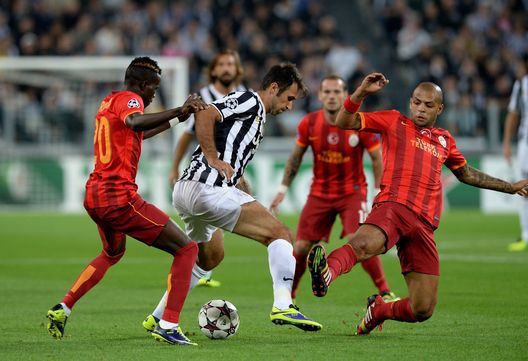 TORINO, ITALIA - 2 OTTOBRE: Mirko Vucinic della Juventus e Felipe Melo del Galatasaray AS (a destra) si contendono la palla durante la partita del Gruppo B della UEFA Champions League tra Juventus e Galatasaray AS alla Juventus Arena il 2 ottobre 2013 a Torino, Italia. (Foto di Claudio Villa/Getty Images) Galatasaray-Juventus, la “Partita della neve”: Sneijder elimina i bianconeri- immagine 2