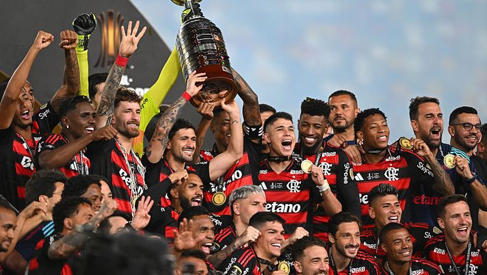 LIMA, PERU - NOVEMBER 29: Giorgian de Arrascaeta and Bruno Henrique of Flamengo lift the Champion's trophy after winning the the 2025 Copa CONMEBOL Libertadores Final match between Palmeiras and Flamengo at Estadio Monumental on November 29, 2025 in Lima, Peru. (Photo by Rodrigo Valle/Getty Images) Il Flamengo batte il Palmeiras e conquista la Copa Libertadores: Danilo decisivo - immagine 1
