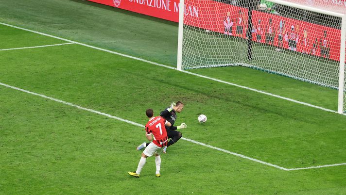 MILAN, ITALY - MAY 09: Santiago Gimenez of AC Milan scores his team's first goal during the Serie A match between AC Milan and Bologna at Stadio Giuseppe Meazza on May 09, 2025 in Milan, Italy. (Photo by Sara Cavallini/AC Milan via Getty Images)  Bologna