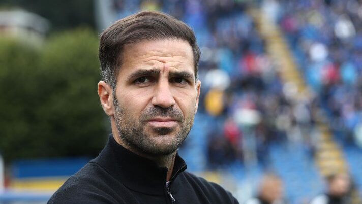 COMO, ITALY - SEPTEMBER 27: Como 1907 coach Cesc Fabregas looks on during the Serie A match between Como 1907 and US Cremonese at Giuseppe Sinigaglia Stadium on September 27, 2025 in Como, Italy. (Photo by Marco Luzzani/Getty Images) Fabregas: “Cosa filtra su Addai e Carlos e come stanno davvero Kuhn e Diao! Modulo e difesa…” - immagine 1