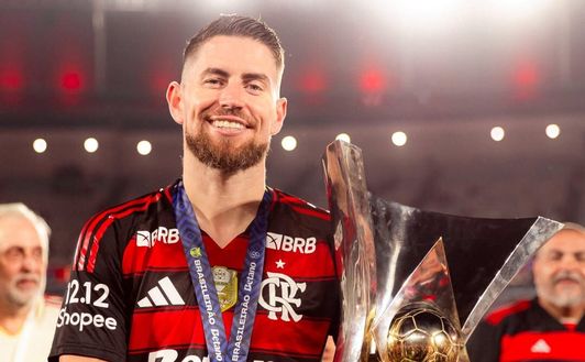 Jorginho posa con il trofeo del Campeonato Brasileiro conquistato da tesserato del Clube de Regatas do Flamengo (4 dicembre)