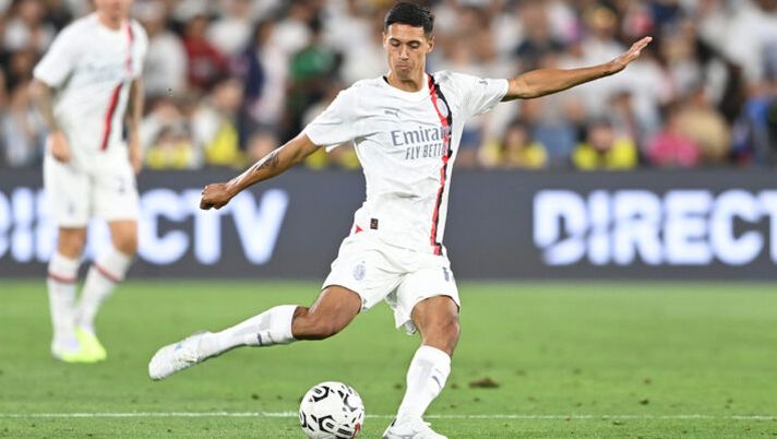 PASADENA, CALIFORNIA - JULY 23: Tijjani Reijnders of AC Milan in action during the Pre Season Friendly match between Real Madrid and AC Milan at Rose Bowl Stadium on July 23, 2023 in Pasadena, California. (Photo by Claudio Villa/AC Milan via Getty Images) Cosa fare con Reijnders al fantacalcio? L’indicazione di Leao verso l’asta - immagine 1