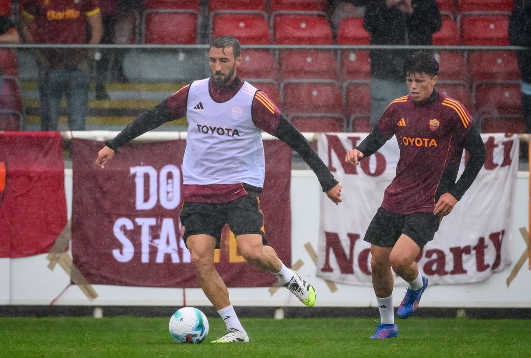 Roma, la seduta pomeridiana aperta ai tifosi al St. George’s Park – FOTO GALLERY - immagine 30