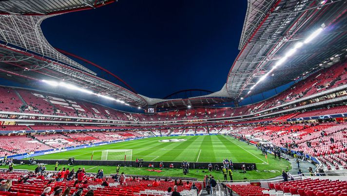 LISBON, PORTUGAL - FEBRUARY 23: General view of the stadium prior to the UEFA Champions League Round Of Sixteen Leg One match between SL Benfica and AFC Ajax at Estadio da Luz on February 23, 2022 in Lisbon, Portugal. (Photo by Octavio Passos/Getty Images) Benfica-Napoli, un film di fine anni ’50 per la partita di stasera - immagine 1