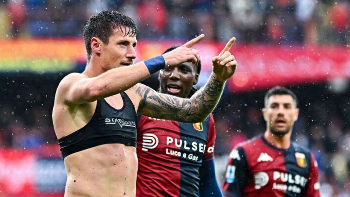 GENOA, ITALY - OCTOBER 19: Andrea Pinamonti of Genoa (left) celebrates with his team-mates Brooke Norton Cuffy and Stefano Sabelli after scoring his second goal during the Serie A match between Genoa and Bologna at Stadio Luigi Ferraris on October 19, 2024 in Genoa, Italy. (Photo by Simone Arveda/Getty Images) Pinamonti: “Darò il massimo dal punto di vista realizzato e mi sono posto questo obiettivo” - immagine 1
