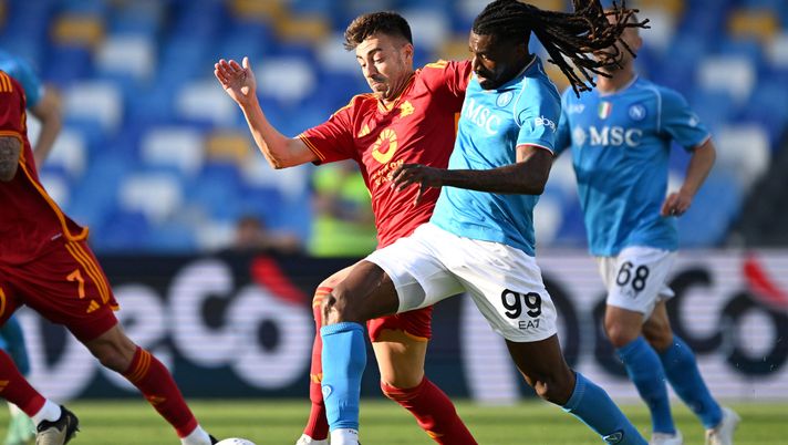 NAPLES, ITALY - APRIL 28: Frank Anguissa of SSC Napoli battles for possession with Stephan El Shaarawy of AS Roma during the Serie A TIM match between SSC Napoli and AS Roma - Serie A TIM at Stadio Diego Armando Maradona on April 28, 2024 in Naples, Italy. (Photo by Francesco Pecoraro/Getty Images) Perillo: “Con questa grinta, la classifica del Napoli sarebbe diversa! Su Osimhen…” - immagine 1