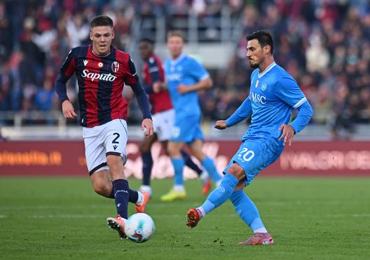 BOLOGNA, ITALY - NOVEMBER 09: Eljif Elmas of Napoli passes the ball during the Serie A match between Bologna FC 1909 and SSC Napoli at Renato Dall'Ara Stadium on November 09, 2025 in Bologna, Italy. (Photo by Alessandro Sabattini/Getty Images)