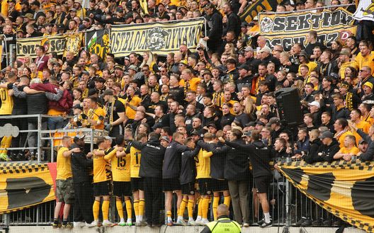 Giocatori e tifosi della Dynamo Dresda esultano insieme dopo la promozione in 2. Bundesliga (Photo by Matthias Kern/Getty Images for DFB) Assurdo in Germania, i gabbiani ‘mangiano’ il campo d’allenamento della Dynamo Dresda- immagine 3