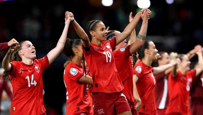 BERN, SWITZERLAND - JULY 06: Smilla Vallotto, Iman Beney and Gaeraldine Reuteler of Switzerland celebrate after the teams victory in the UEFA Women's EURO 2025 Group A match between Switzerland and Iceland at Stadion Wankdorf on July 06, 2025 in Bern, Switzerland. (Photo by Alexander Hassenstein/Getty Images) Europeo Femminile, allarme in casa Svizzera: allenamento sospeso per un’epidemia influenzale - immagine 1