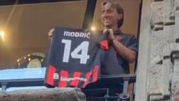 Milan, Modric si affaccia dal balcone: la reazione dei tifosi | VIDEO