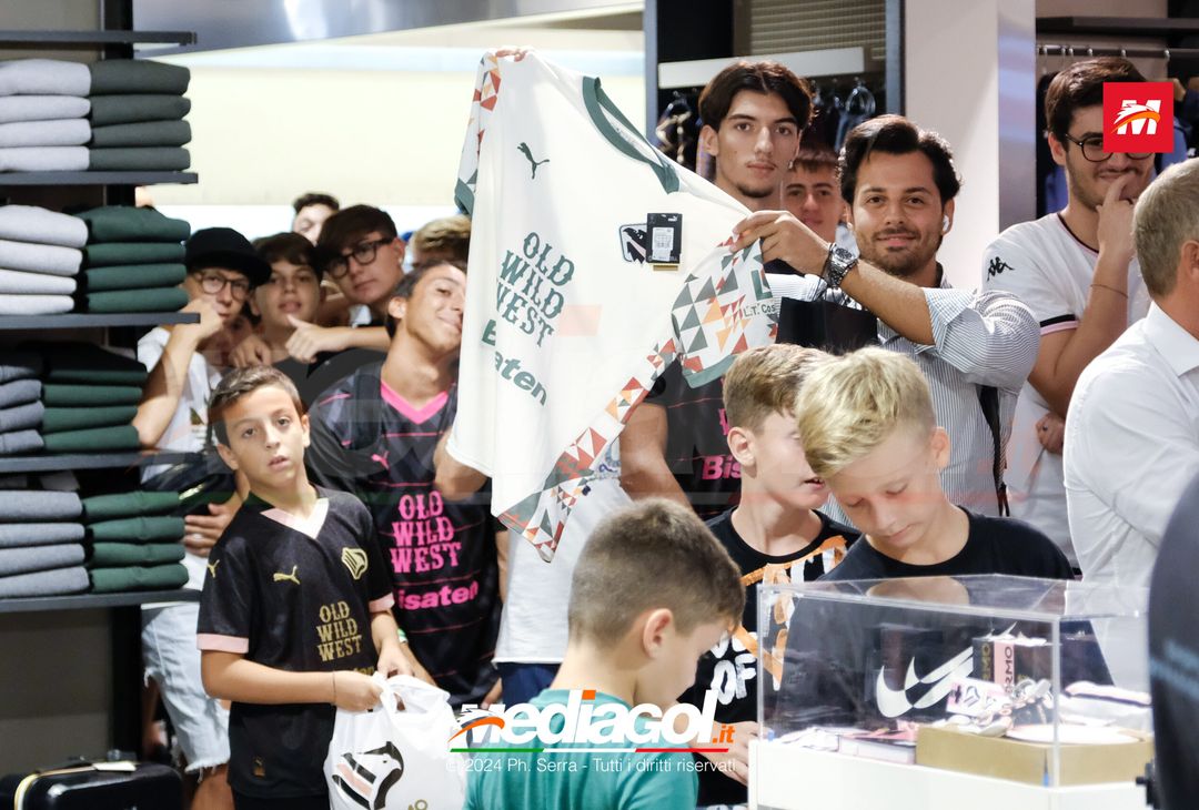 FOTO, i tifosi rosanero incontrano i propri beniamini alla Rinascente (Gallery) - immagine 38