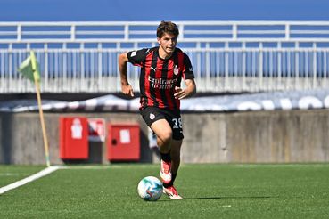 NOVARA, ITALY - SEPTEMBER 20: Filippo Leonardo Plazzotta of AC Milan U20 During the AC Milan U20 v Frosinone Calcio Primavera 1 at Silvio Piola Stadium on September 20, 2025 in Novara, Italy. (Photo by Diego Puletto/AC Milan via Getty Images) filippo-leonardo-plazzotta-rosa-milan-primavera-squadra-2025-2026