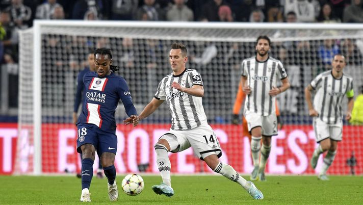 TURIN, ITALY - NOVEMBER 02: Arkadiusz Krystian Milik of Juventus is challenged by Renato Sanches of Paris Saint-Germain during the UEFA Champions League group H match between Juventus and Paris Saint- Germain at Juventus Stadium on November 02, 2022 in Turin, Italy. (Photo by Filippo Alfero - Juventus FC/Juventus FC via Getty Images) Roma, Pinto stringe per Frattesi e cerca Renato Sanches - immagine 1