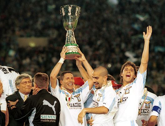 08 SEP 2000, ROME: (L-R) Diego Pablo Simeone, Juan Sebastian Veron and Hernan Crespo festeggiano la vittoria della Supercoppa Italiana. Lazio-Juventus, guerra anche di stile: le maglie più iconiche dei due club- immagine 4