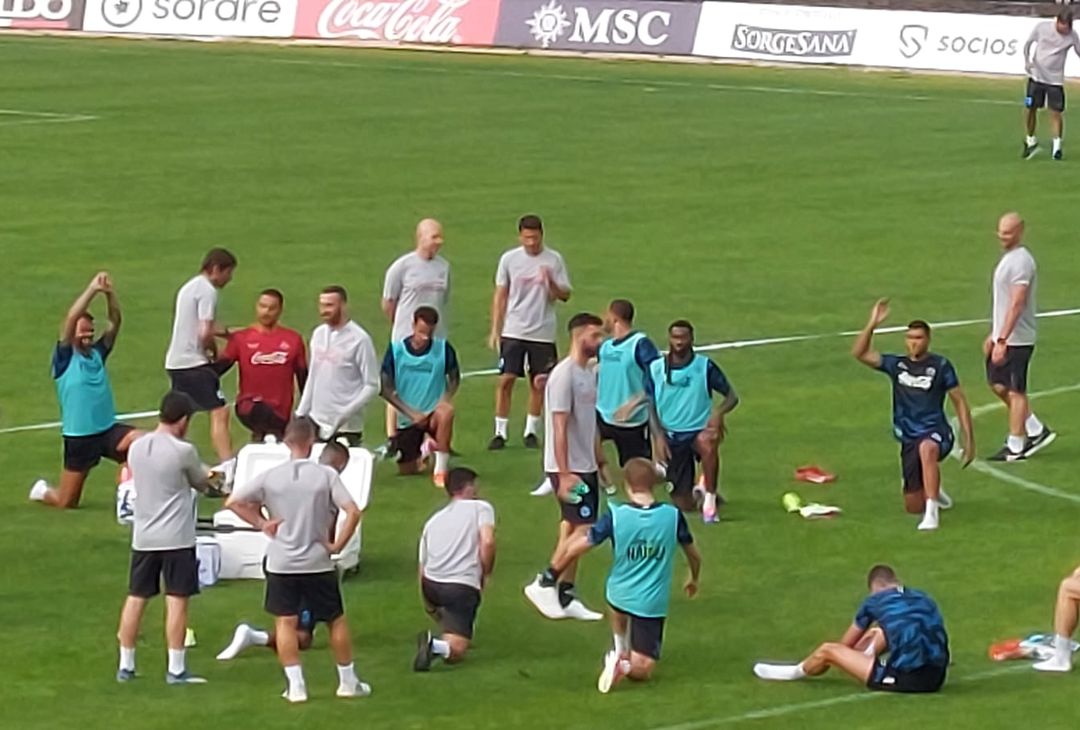 GALLERY Conte saluta con affetto tutti i suoi ragazzi al termine dell’allenamento - immagine 4