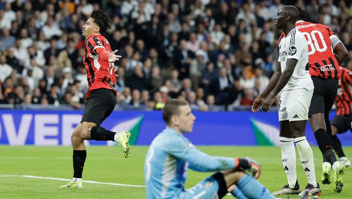 AC Milan's Dutch midfielder #14 Tijani Reijnders (L) celebrates scoring their third goal during the UEFA Champions League, league phase day 4 football match between Real Madrid CF and AC Milan at the Santiago Bernabeu stadium in Madrid on November 5, 2024. (Photo by OSCAR DEL POZO / AFP) (Photo by OSCAR DEL POZO/AFP via Getty Images) Champions, i risultati del 5 novembre: 3-1 Milan al Bernabeu, pari Juve a Lille - immagine 1