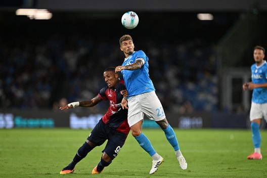 NAPLES, ITALY - AUGUST 30: Giovanni Di Lorenzo of SSC Napoli battles for possession with Michael Folorunsho of Cagliari Calcio during the Serie A match between SSC Napoli and Cagliari Calcio at Stadio Diego Armando Maradona on August 30, 2025 in Naples, Italy. (Photo by Francesco Pecoraro/Getty Images)