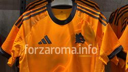 Roma, ecco la seconda maglia: dal lupetto di Gratton al fulmine di Marte