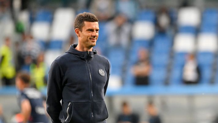 REGGIO NELL'EMILIA, ITALY - MAY 08: Thiago Motta, Head Coach of Bologna FC, looks on prior to the Serie A match between US Sassuolo and Bologna FC at Mapei Stadium - Citta' del Tricolore on May 08, 2023 in Reggio nell'Emilia, Italy. (Photo by Alessandro Sabattini/Getty Images)  Bologna, Motta sfida la Lazio: “Dobbiamo dare continuità al nostro gioco. Fabbian…” - immagine 1