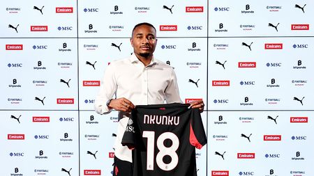 MILAN, ITALY - AUGUST 29: New AC Milan player Christopher Nkunku poses with his new jersey at Casa Milan on August 29, 2025 in Milan, Italy. (Photo by Giuseppe Cottini/AC Milan via Getty Images) christopher-nkunku-milan-tv-intervista-parole-dichiarazioni-ufficialita