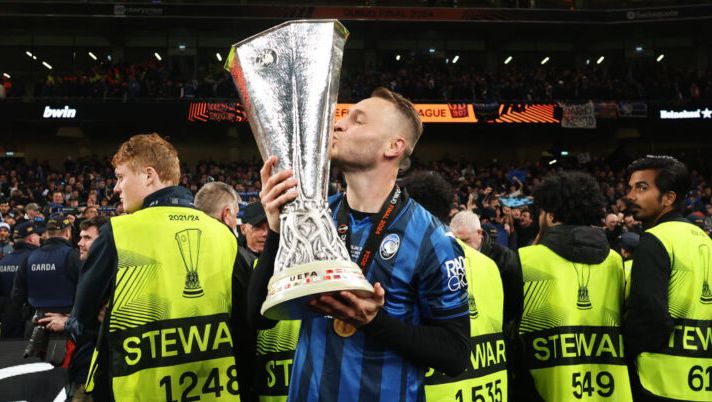 DUBLIN, IRELAND - MAY 22: Teun Koopmeiners of Atalanta BC kisses the UEFA Europa League Trophy after his team's victory in the UEFA Europa League 2023/24 final match between Atalanta BC and Bayer 04 Leverkusen at Dublin Arena on May 22, 2024 in Dublin, Ireland. (Photo by Richard Heathcote/Getty Images) Koopmeiners: “Juve? Vediamo, sono felice all’Atalanta e voglio festeggiare” - immagine 1
