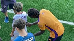 VIDEO VN – Dopo la conferenza Kean autografa delle maglie ai bambini