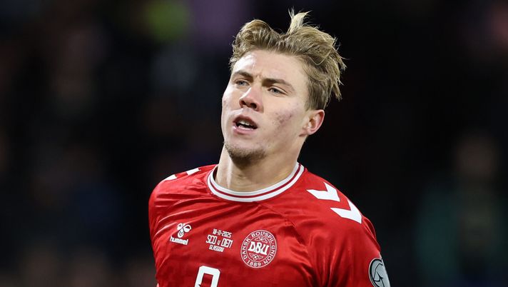 GLASGOW, SCOTLAND - NOVEMBER 18: Rasmus Højlund of Denmark is seen during the FIFA World Cup 2026 qualifier match between Scotland and Denmark at Hampden Park on November 18, 2025 in Glasgow, Scotland. (Photo by Ian MacNicol/Getty Images) Tra Danimarca e Congo vince la noia: 0-0 a Liegi. Hojlund in campo per 74′ - immagine 1