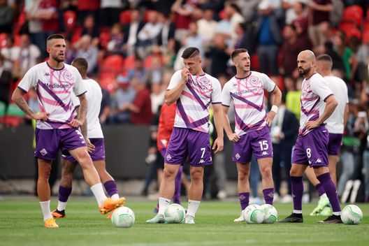 PRAGUE, CZECH REPUBLIC - JUNE 07: Luka Jovic of ACF Fiorentina looks on alongside teammates during warm up prior to the UEFA Europa Conference League 2022/23 final match between ACF Fiorentina and West Ham United FC at Eden Arena on June 07, 2023 in Prague, Czech Republic. (Photo by Alex Grimm/Getty Images) Gli intoccabili sono pochi: la Fiorentina mette 12 giocatori sul mercato- immagine 2