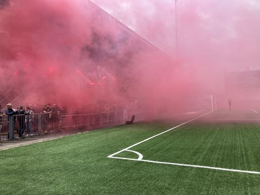 B olandese, i tifosi dell’Emmen dipingono il cielo come fosse…un derby- immagine 2