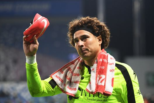 REGGIO NELL'EMILIA, ITALY - NOVEMBER 10: Guillermo Ochoa of US Salernitana gestures to the fans after the Serie A TIM match between US Sassuolo and US Salernitana at Mapei Stadium - Citta' del Tricolore on November 10, 2023 in Reggio nell'Emilia, Italy. (Photo by Alessandro Sabattini/Getty Images) Dopo la telenovela Burgos, Ochoa trova una nuova squadra: il comunicato dell’Ael Limassol - immagine 1