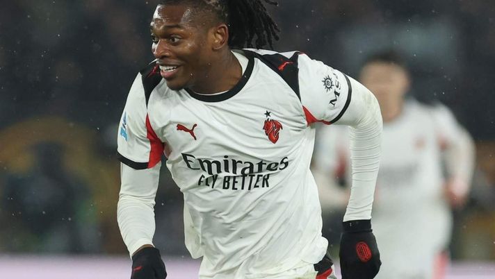 Rafael Leao (attaccante rossonero), qui durante Roma-Milan 1-1 (Serie A 2025-2026) | News (Getty Images) Milan, Ordine: 'Note dolenti Leao e Pulisic. Se migliorano il Diavolo ...'