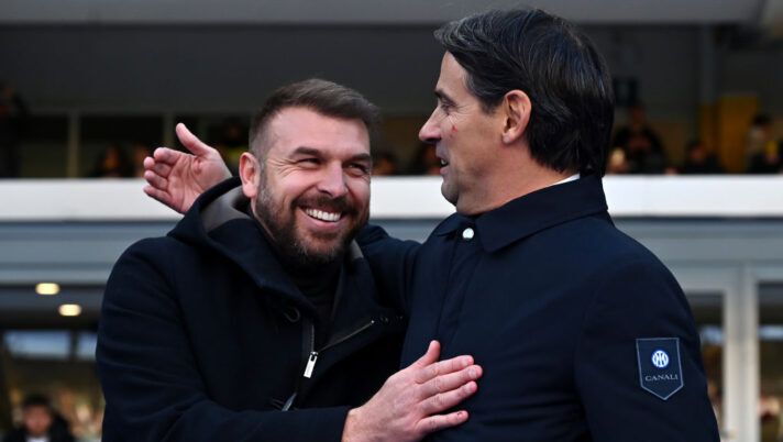 VERONA, ITALY - NOVEMBER 23: Paolo Zanetti, Head Coach of Hellas Verona, interacts with Simone Inzaghi, Head Coach of FC Internazionale, prior to the Serie A match between Verona and FC Internazionale at Stadio Marcantonio Bentegodi on November 23, 2024 in Verona, Italy. (Photo by Alessandro Sabattini/Getty Images) Verona in ritiro! Zanetti: “Mi scuso: spettacolo indecoroso! Dimissioni? Rispondo così” - immagine 1