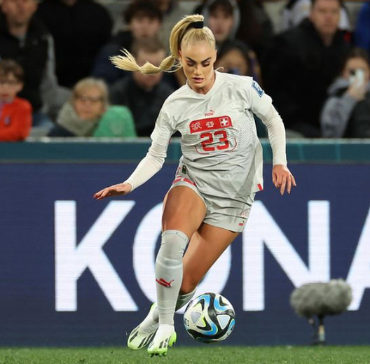 Alisha Lehmann, la richiesta sfacciata di un fan: “Puoi darmi la tua maglietta?”- immagine 2