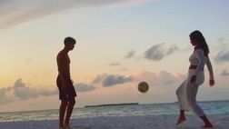 Pisilli, amore e pallone anche in vacanza: palleggi a due prima di tornare a Trigoria